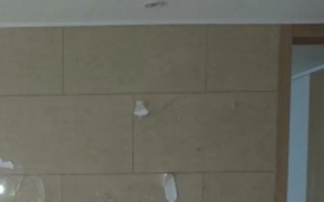 거실 아트월에서 타일 일부가 떨어져 나간 모습